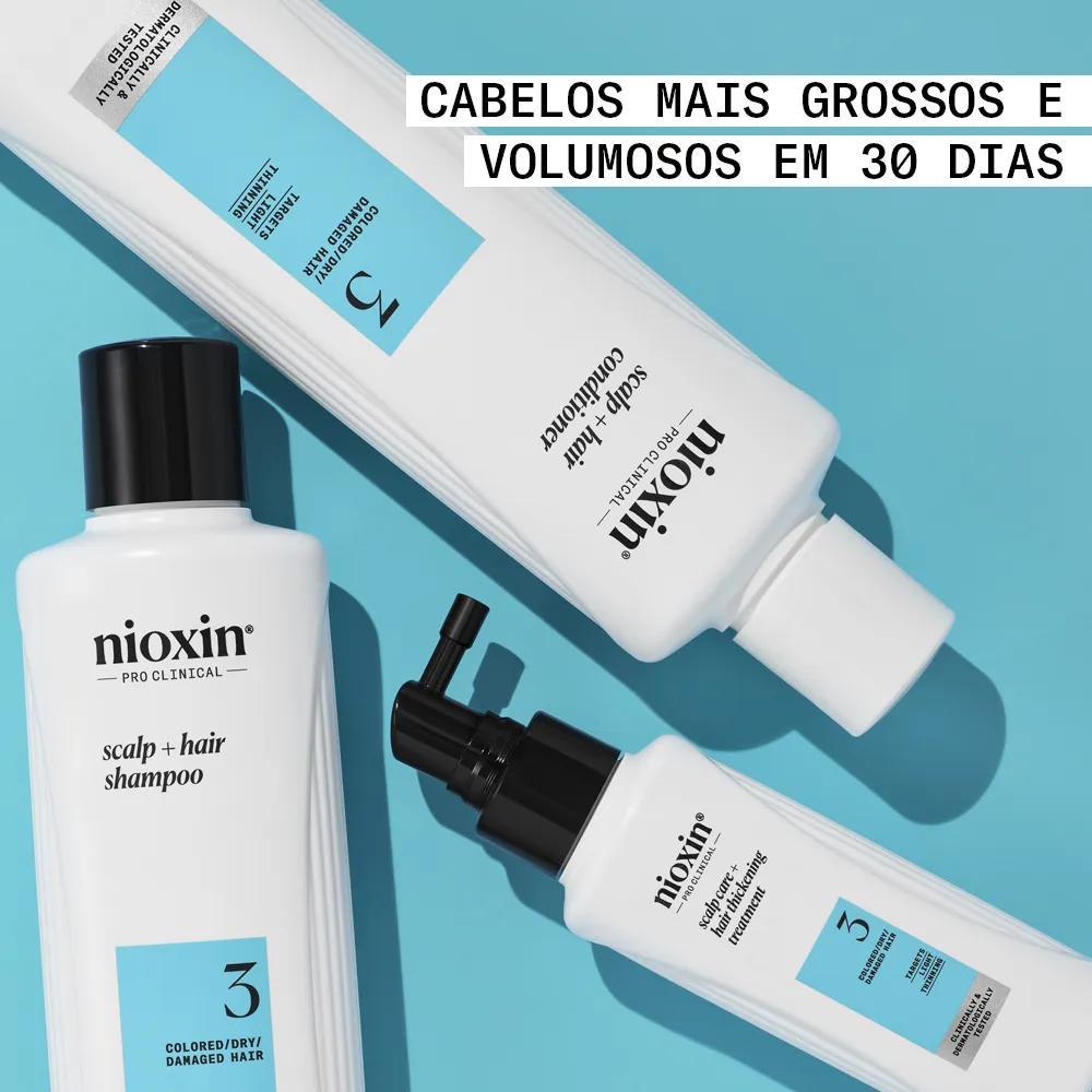 Shampoo, condicionador e tratamento de espessamento do cabelo do Sistema 3 de Nioxin sobre fundo azul
