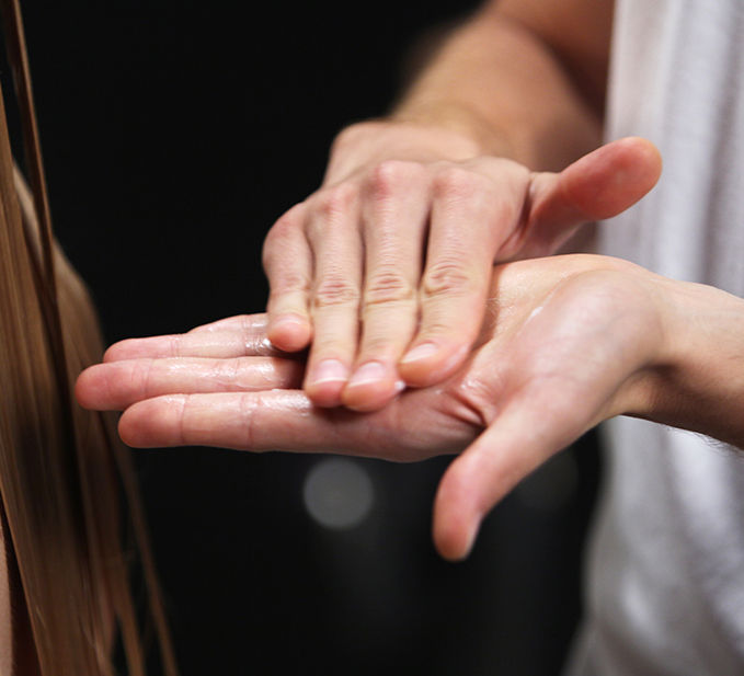 Appliquez l'elixir hydratant sur vos cheveux, sans rincer.